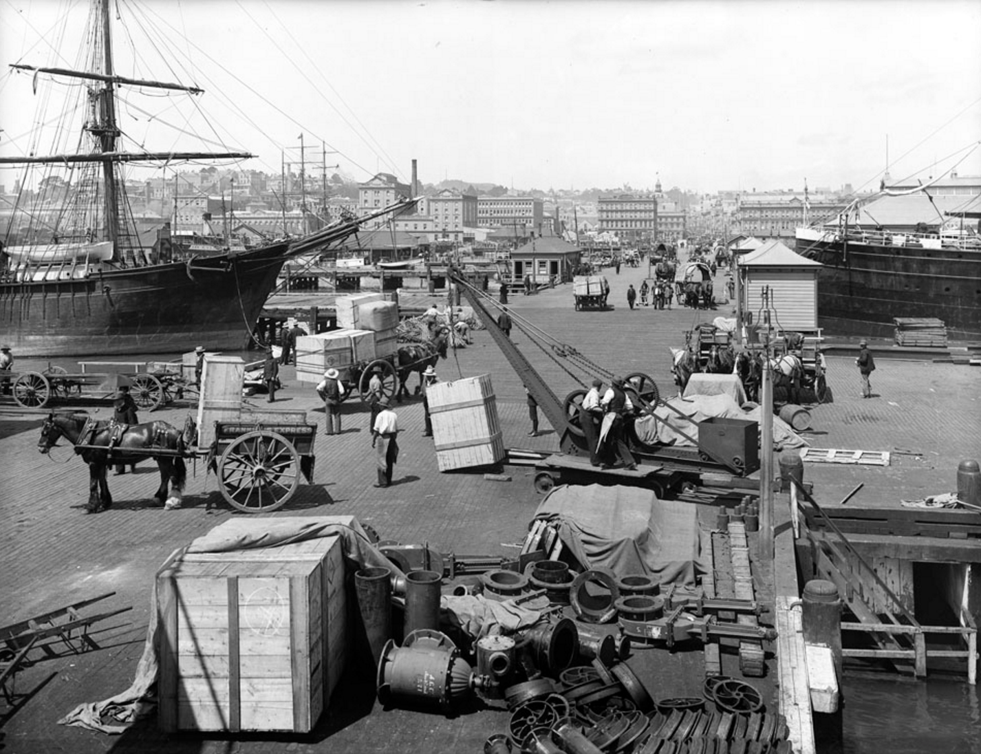 Looking south towards Queen Street along Queen Street Wharf, 1904.Sir George Grey Special Collections, Auckland Libraries.