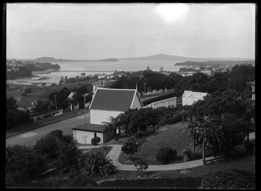 Remuera's famous Arney Crescent (Circa 1920).